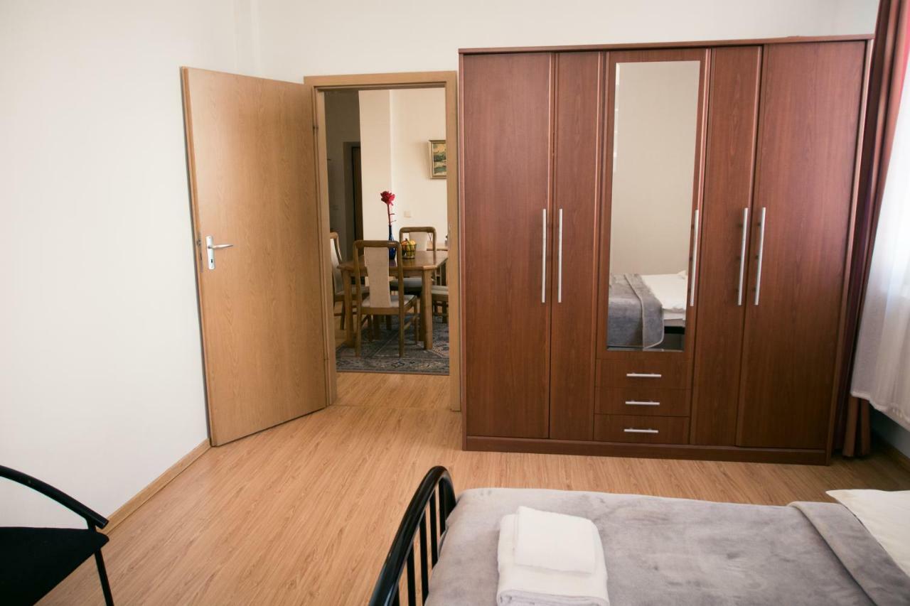Town Hall 3 Bedroom Apartment วิลนีอุส ภายนอก รูปภาพ